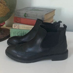 Black leather Chelsea ankle boot